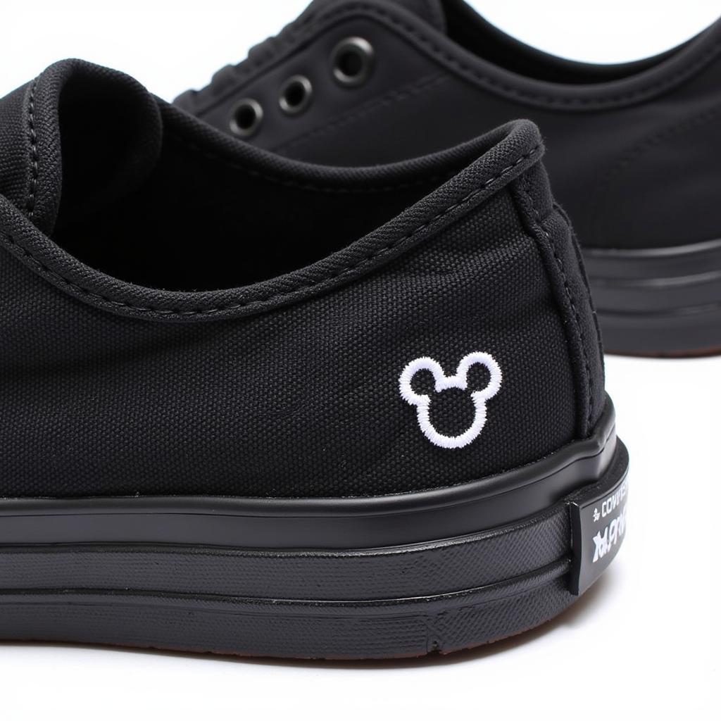 Giày Converse Minnie Mouse đen