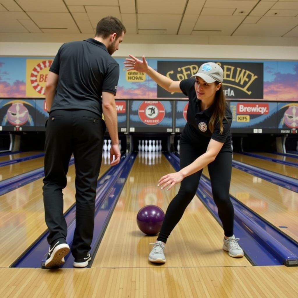 Người chơi bowling đang tập luyện với huấn luyện viên